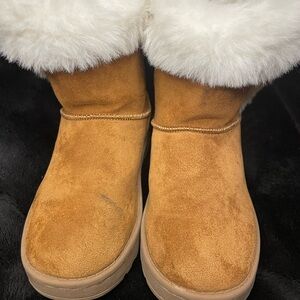 Sonoma Tan Boots with White Fur Trim